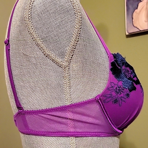 Victoria's Secret embroidered push up bra - Picture 3 of 9